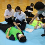 四天王寺大学看護学部が 消防隊員指導による災害時を想定した看護演習を4月22日に実施